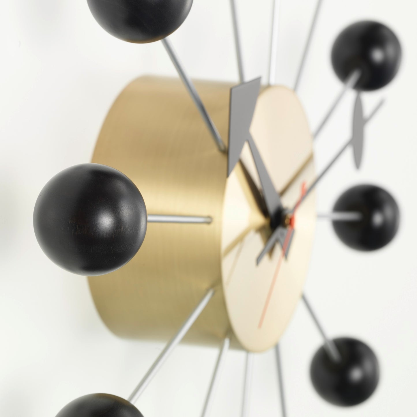 Vitra Ball Clock Uhr schwarz Messing mit Sekundenzeiger