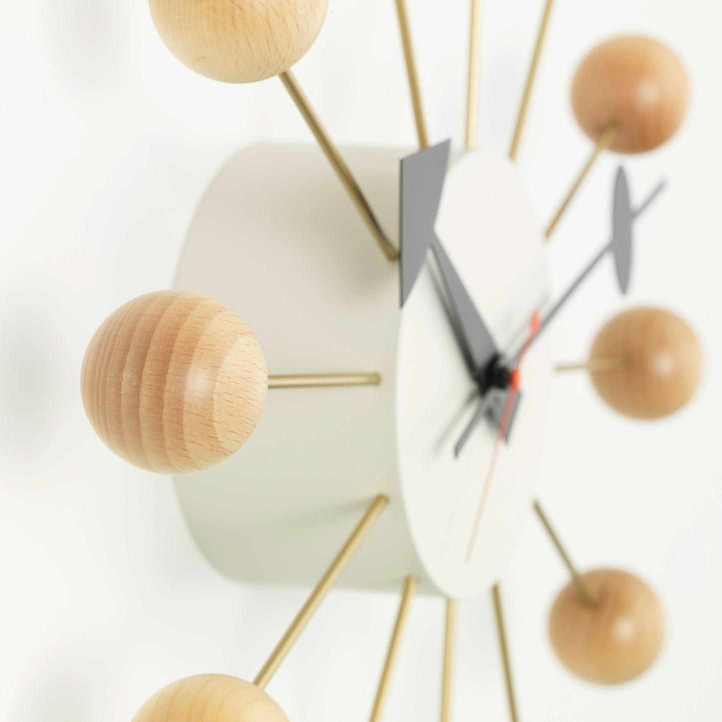 Vitra Ball Clock Uhr natur Buchenholz mit Sekundenzeiger