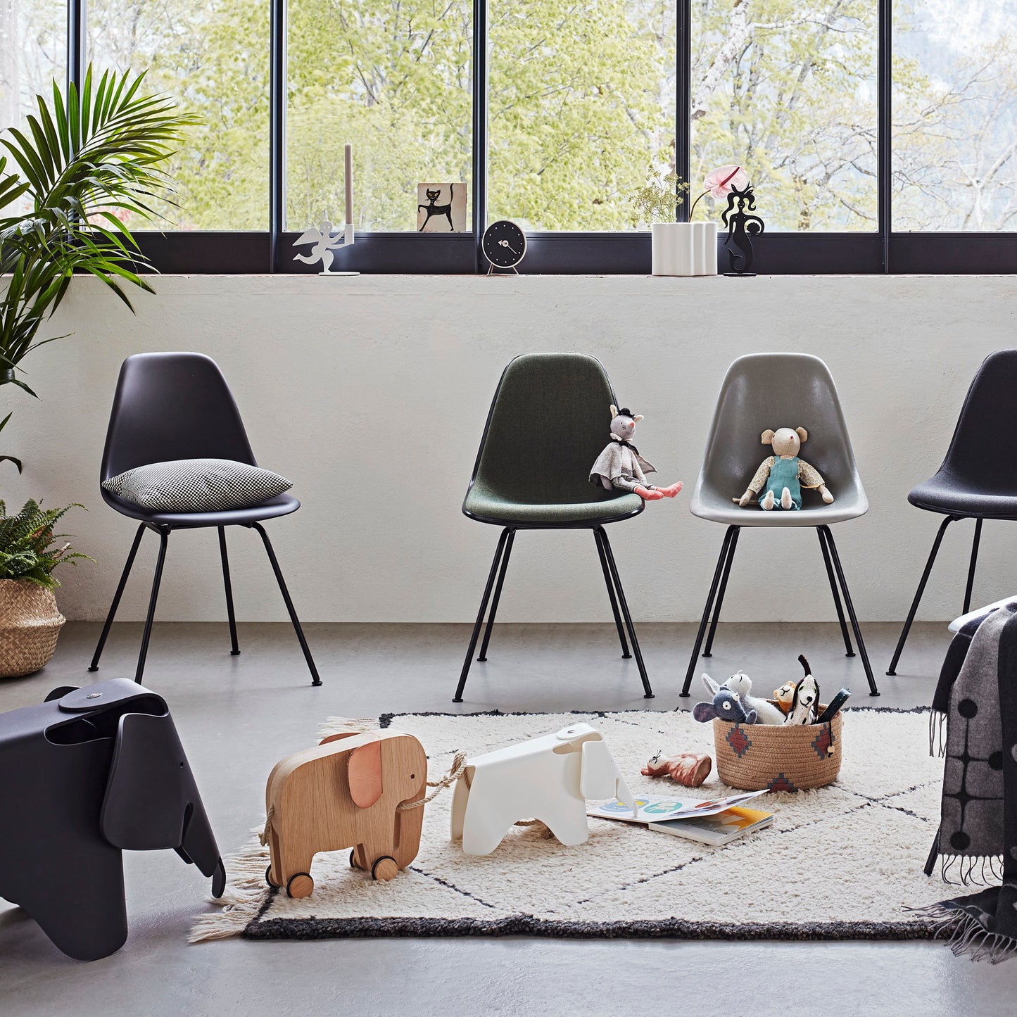 Vitra Eames Elephant Kinderhocker Sitzobjekt tiefschwarz