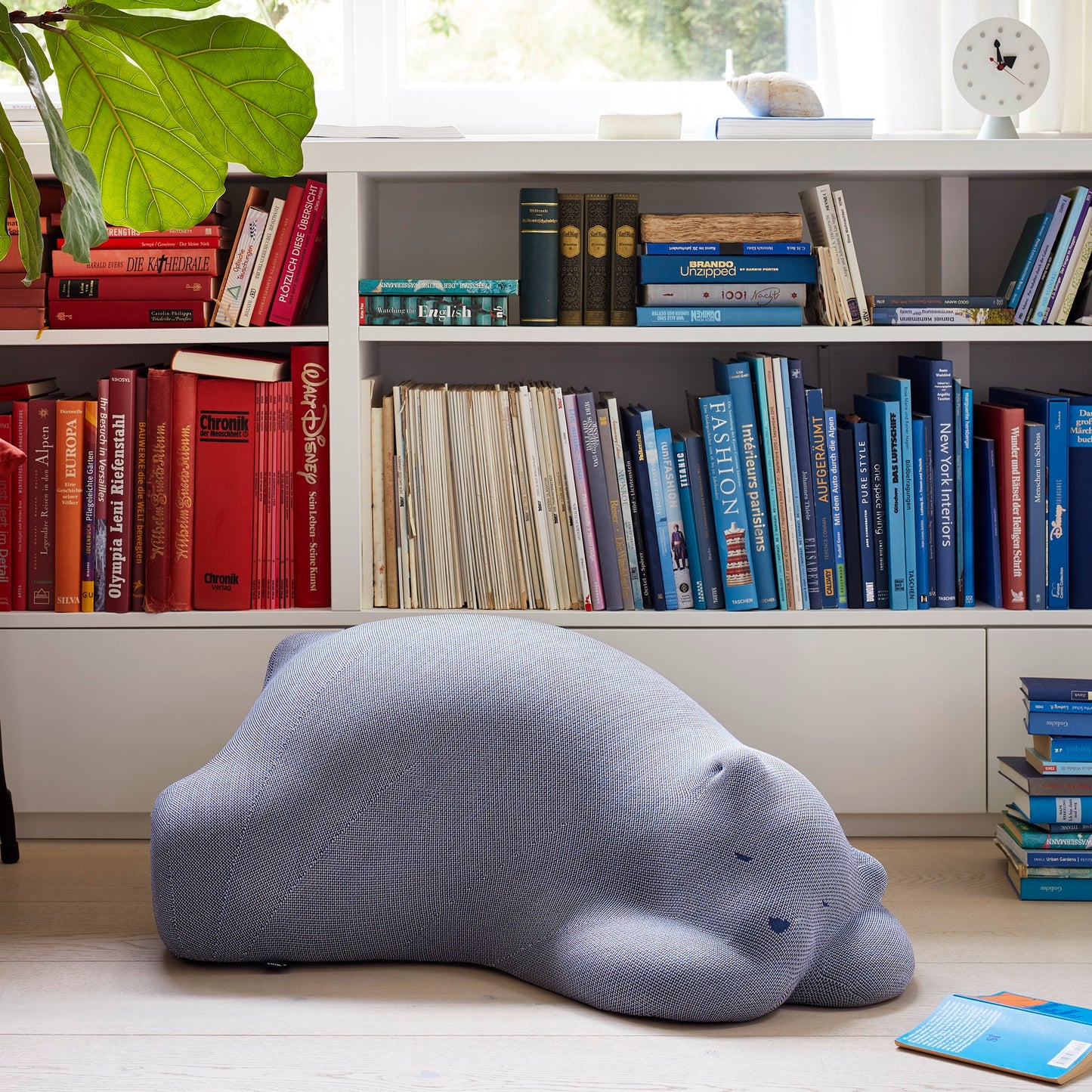 Vitra Resting Bear Hocker Dekoobjekt blau